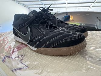 Indoor soccer shoes