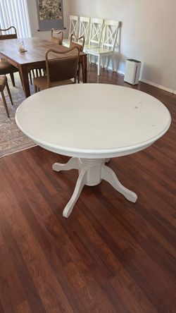 White round table 4x chairs