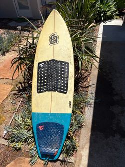 SPD Surfboard 5’7 1/2 x 19 3/4 x 2 3/8 (31.5L)