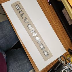19-23CHEVROLET SILVERADO 1500 FENDER NAMEPLATE EMBLEM
