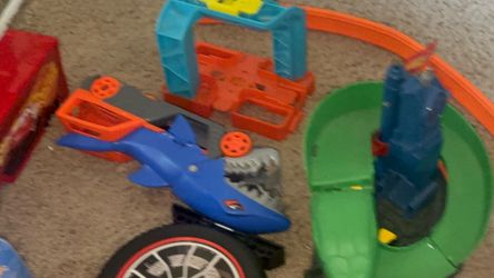 Large Hot Wheels Track & Playset Lot – Lots of Pieces