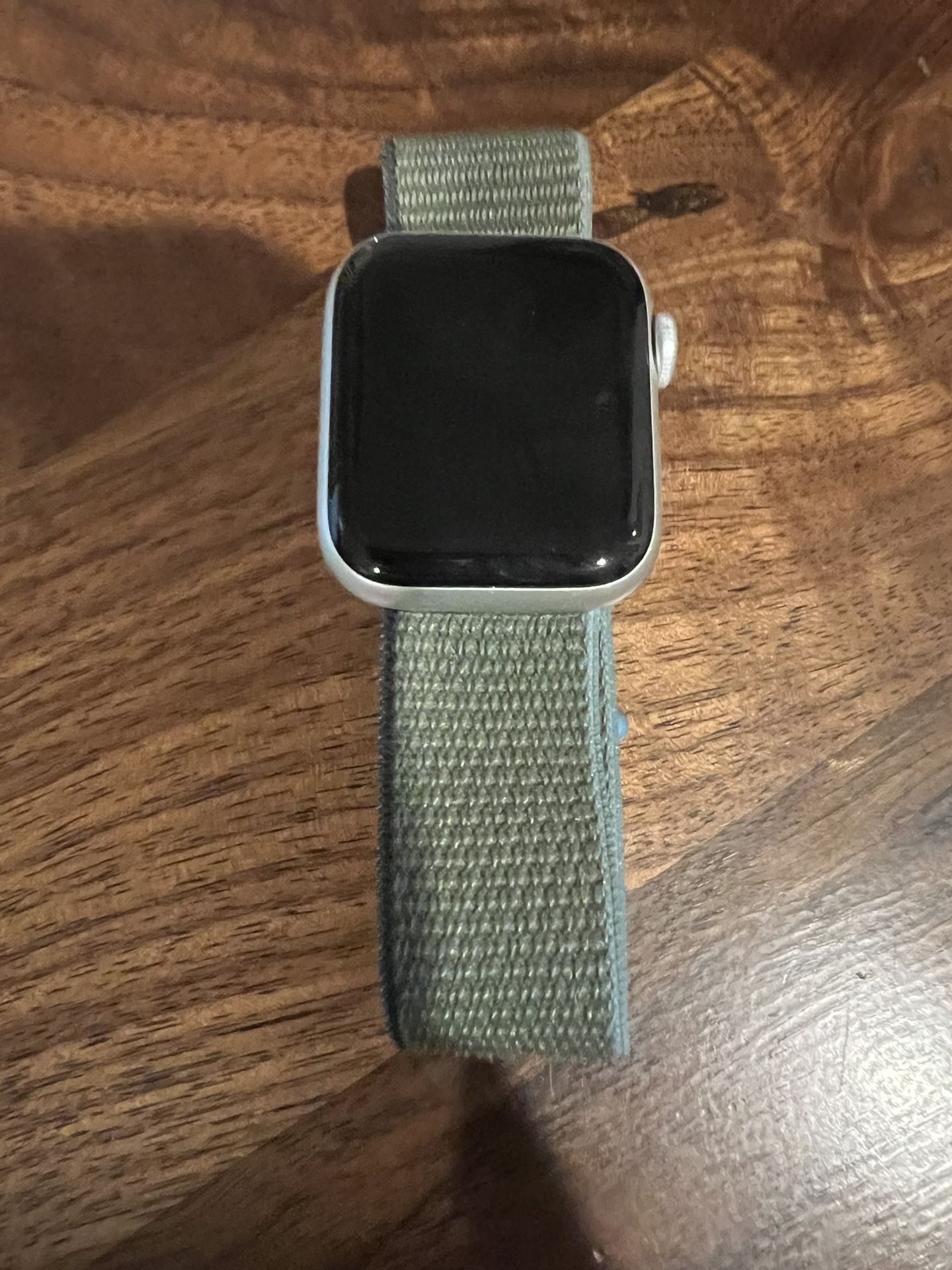 Apple Watch SE GPS Silver With Inverness Loop