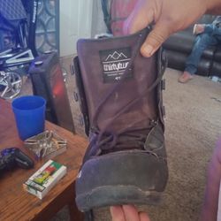 4 Snowboards n 1 Pair of Snow boots 