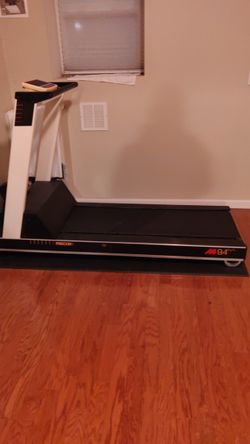 Precor commercial treadmill 9.4 E/L Easy Pickup 
