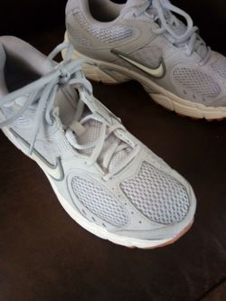 Tennes  shoe