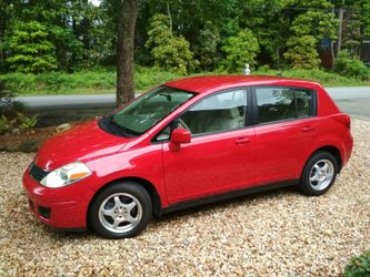 2007 Red Nissan Versa
