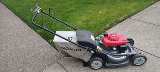 Very nice Honda hrx 217 self-propelled Rural Drive lawn mower with quadrablade cutting system.