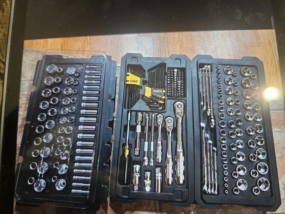 225 pcs. DEWALT COMPLETE SOCKET SET 1/4,3/8 and 1/2 IN,BRAND NEW , LIFETIME WARRANTY , NEW