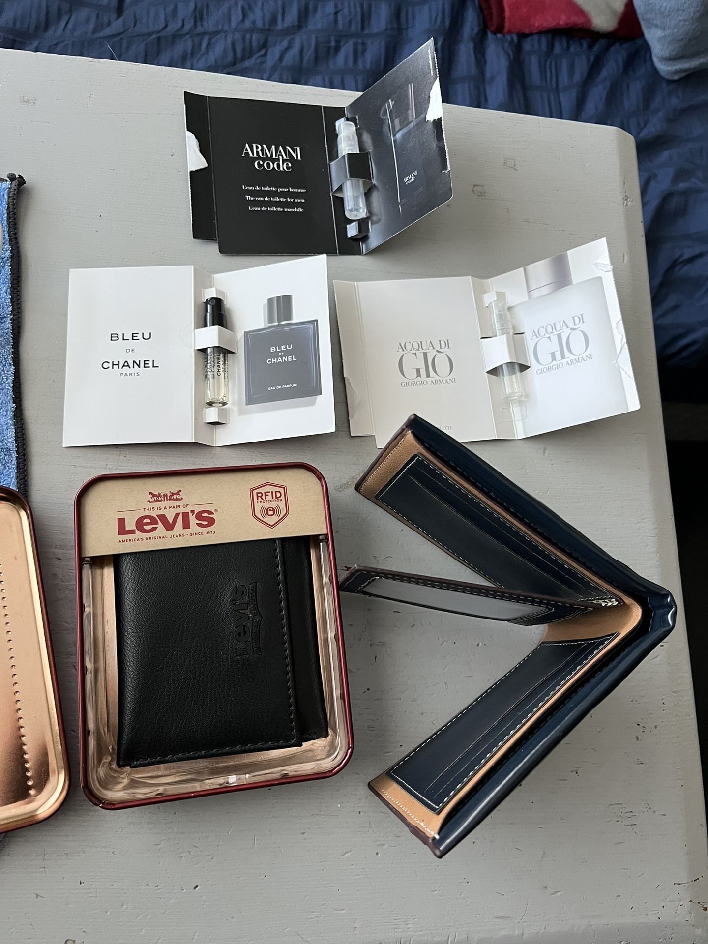 3 Perfumes Y 2 Carteras O Billeteras