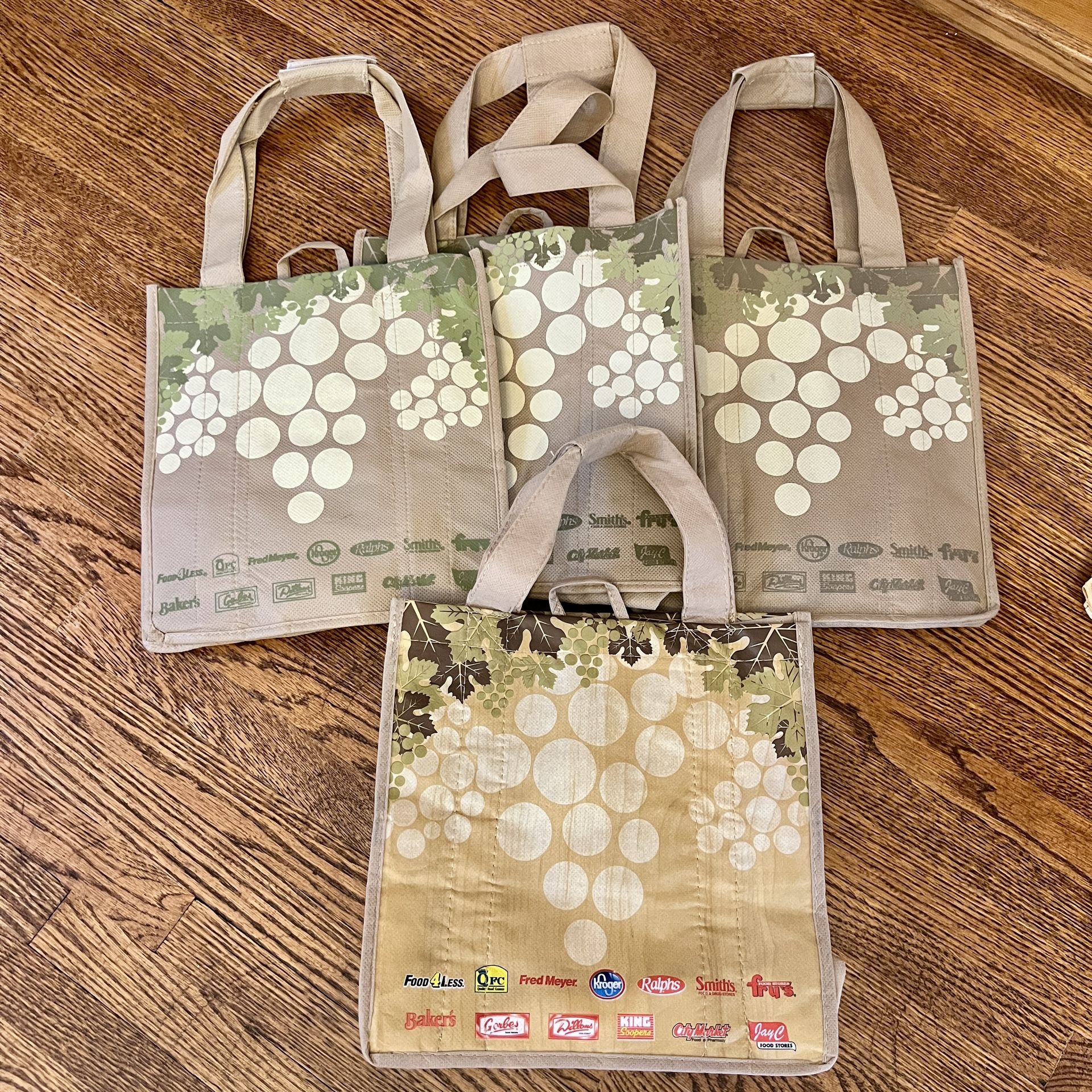 Kroger Earthwise set of 4 Grapes Pattern Reusable Wine Totes w/6 compartments
