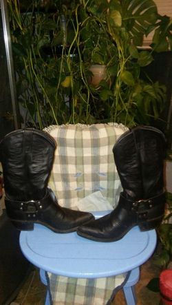 Vendo botas semi nuevas size 10. Yo pague 150 las doy en 75