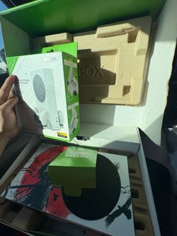 se vende xbox series s con cooling stand y 3 controles y audífonos
