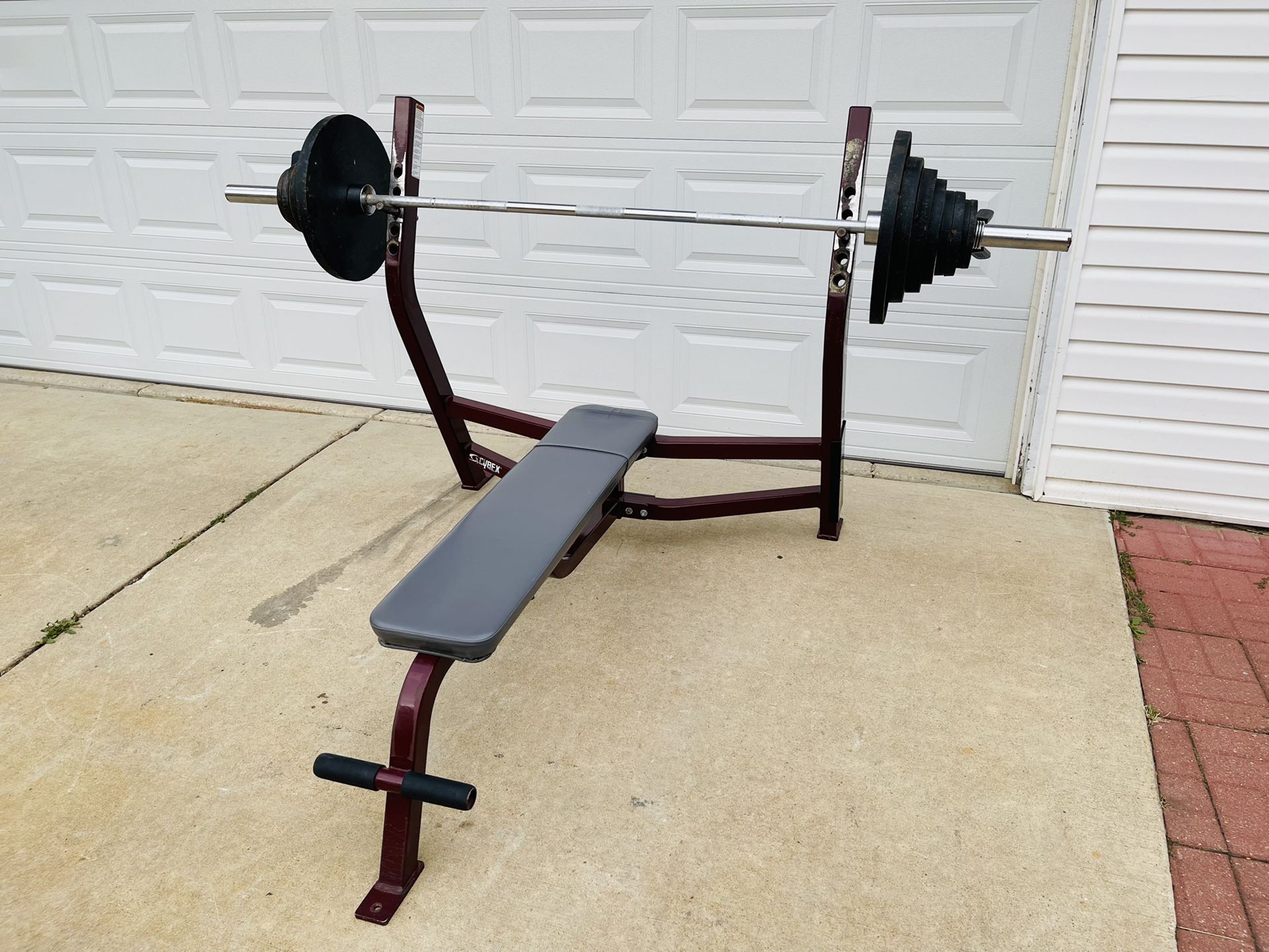 Bench - Gym Equipment - Cybex - Flat Bench - Olympic - Barbell - Weights - Plates - Workout - Fitnes