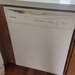 Dishwasher. White Color. Excellent Condition.