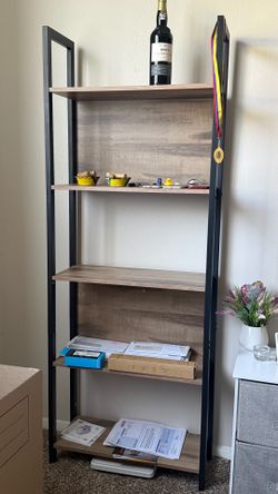 Tier Bookshelf
