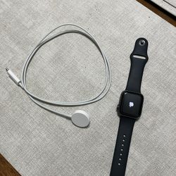 Apple Watch SE space Gray 40 MM With Charger 