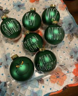 Grinch ornament set