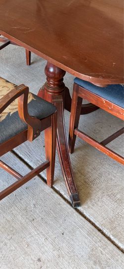 Beautiful vintage dinning table and chairs