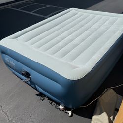 Intex 20" Pillow Rest Queen Air Mattress with Internal Pump Excellent Condition Like New