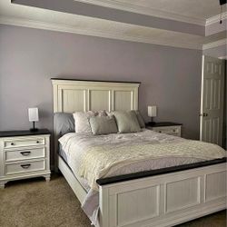 Queen Bedroom Set In Perfect Condition 
Included two nightstand stands, a dresser & and a chest of drawers 