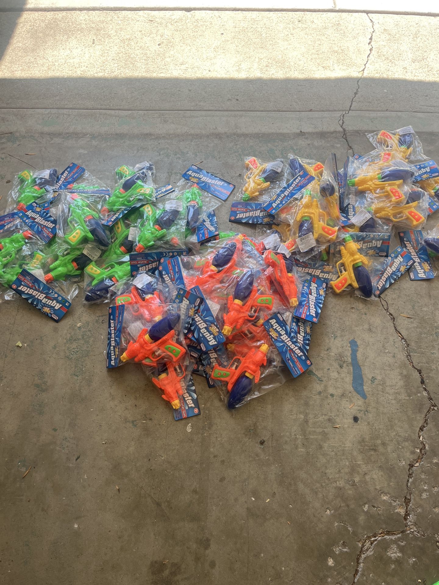 π« 60 Brand New Unopened Water Guns / Squirt Guns