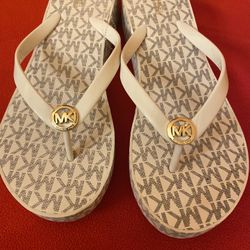 Authentic Michael Kors Vanilla Signature Size 10