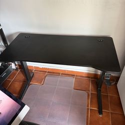 Large Ergonomic Gaming / Office Desk – Black Carbon Fiber – Cable Management