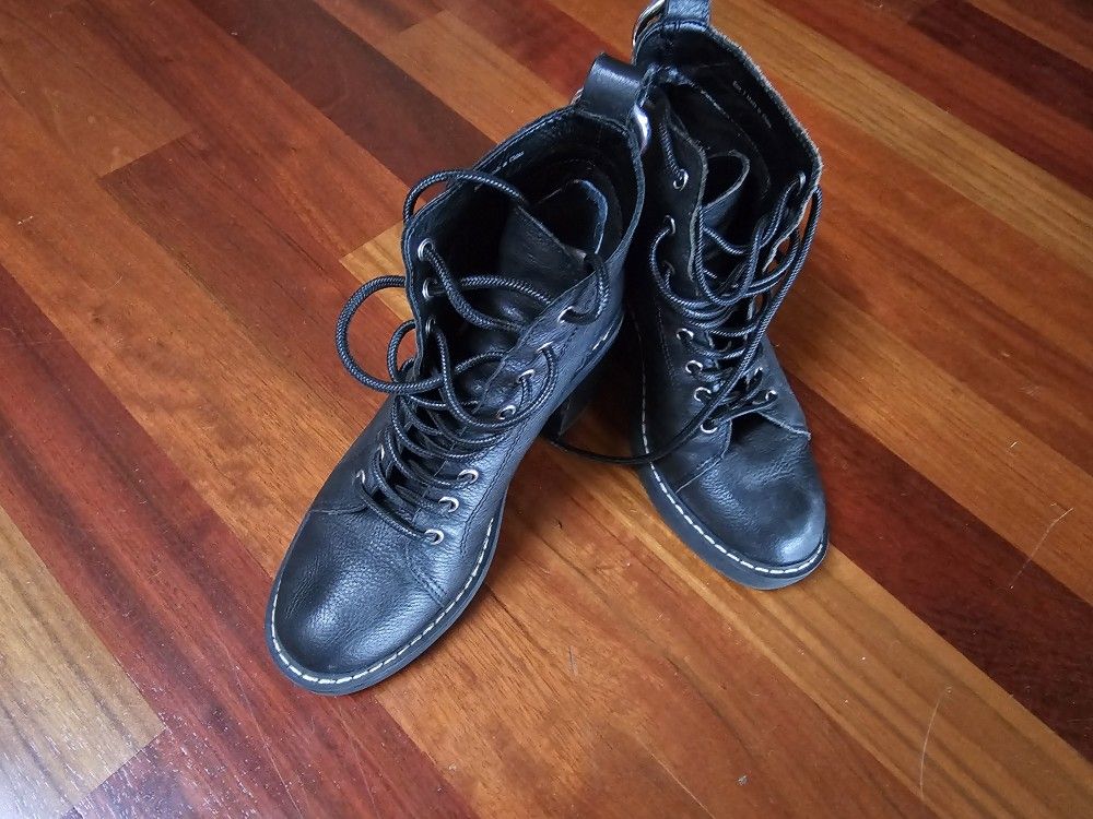 Woman's Leather Boots Size 7