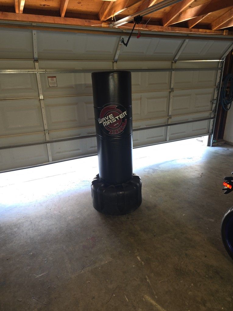 Century Wavemaster Freestanding Heavy Bag, XXL version.