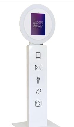 Digital photo booth / selfie photo station. Traveling case included.