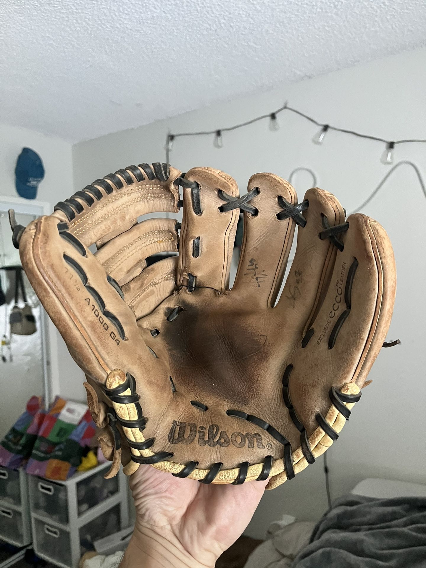 Signed Wilson Baseball Glove A1000 G4 Series Right Hand Throw used 11.5 Inch