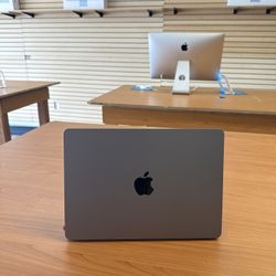 13” MacBook / 500 GB SSD / 16 GB Memory, I7