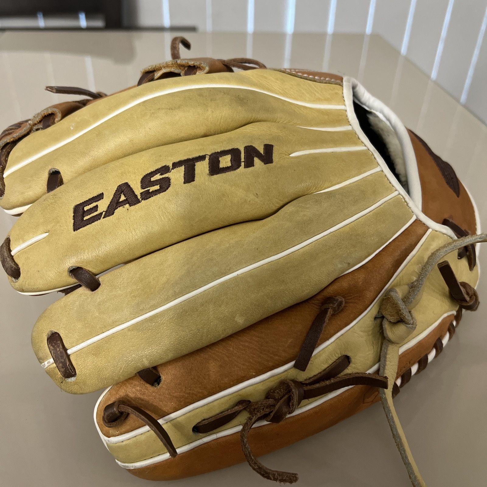 Easton Youth X Series Baseball Glove Right Hand Thrower 11.5”XS1100Y is perfect for any beginner player looking to improve their game. With an