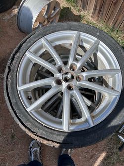 Silver Alloy Wheel with Tire
