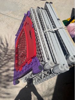 Pet enclosure with gate