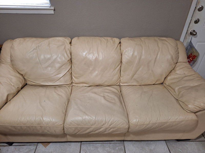 Leather couches for sale in good condition 