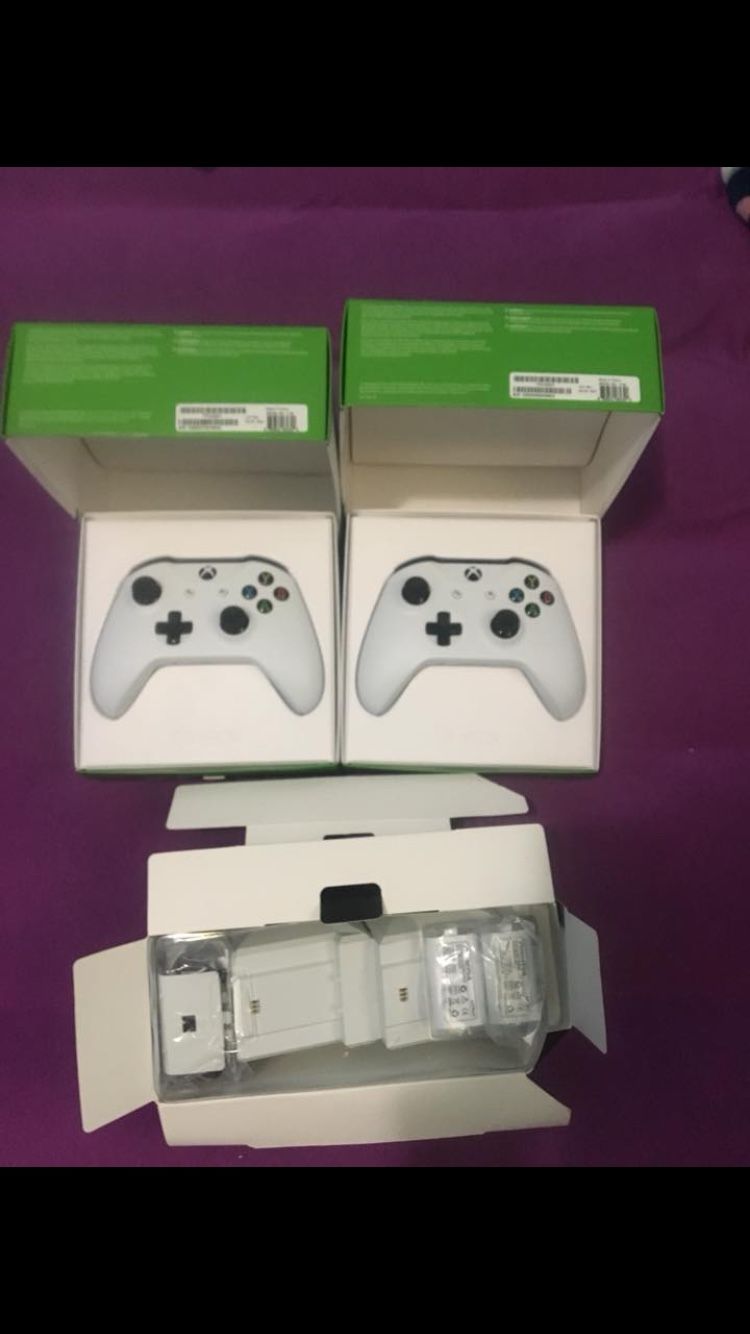 2 BRAND NEW XBOX1 remotes with CHARGER PORT