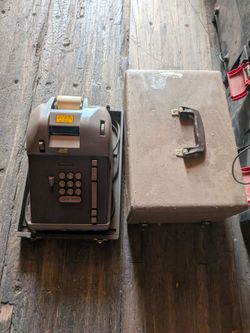 VINTAGE WORKING VICTOR ADDING MACHINE