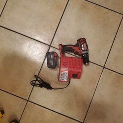 MILWAUKEE  DRILL 18 VOLT WHIT BATTERY AND 