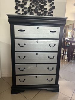 Dresser in good condition