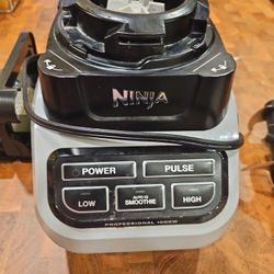 NINJA SMOOTHIE BLENDER 1000 W.  NO PITCHER.