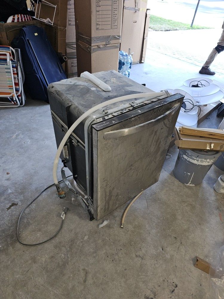 Frigidaire Dishwasher – Stainless – Works Great
