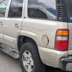 Chevy Tahoe 2004..All Bells And Whistles Heated Leather , Moon Roof , Runs And Drives Great  