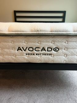 Queen Avocado Mattress + 2 Avocado Pillows – Excellent Condition