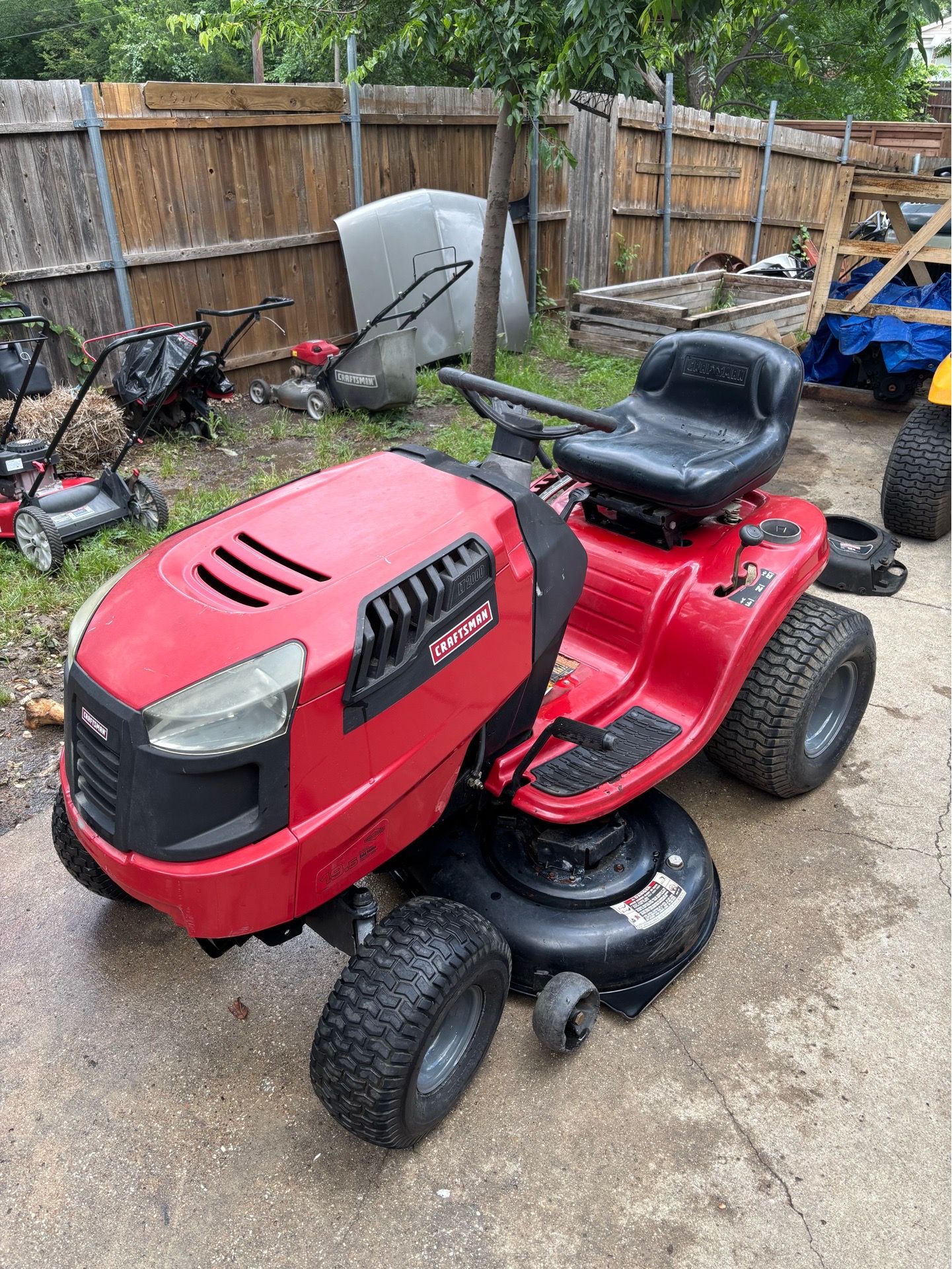 Craftsman LT2000 riding lawn mower