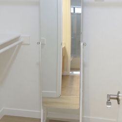 Body length mirror and jewelry case