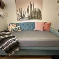 Vintage Upholstered Daybed With Trundle 