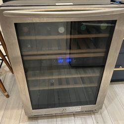 Insignia Built-In 24” Wine Cooler with Wooden Racks – Excellent Condition