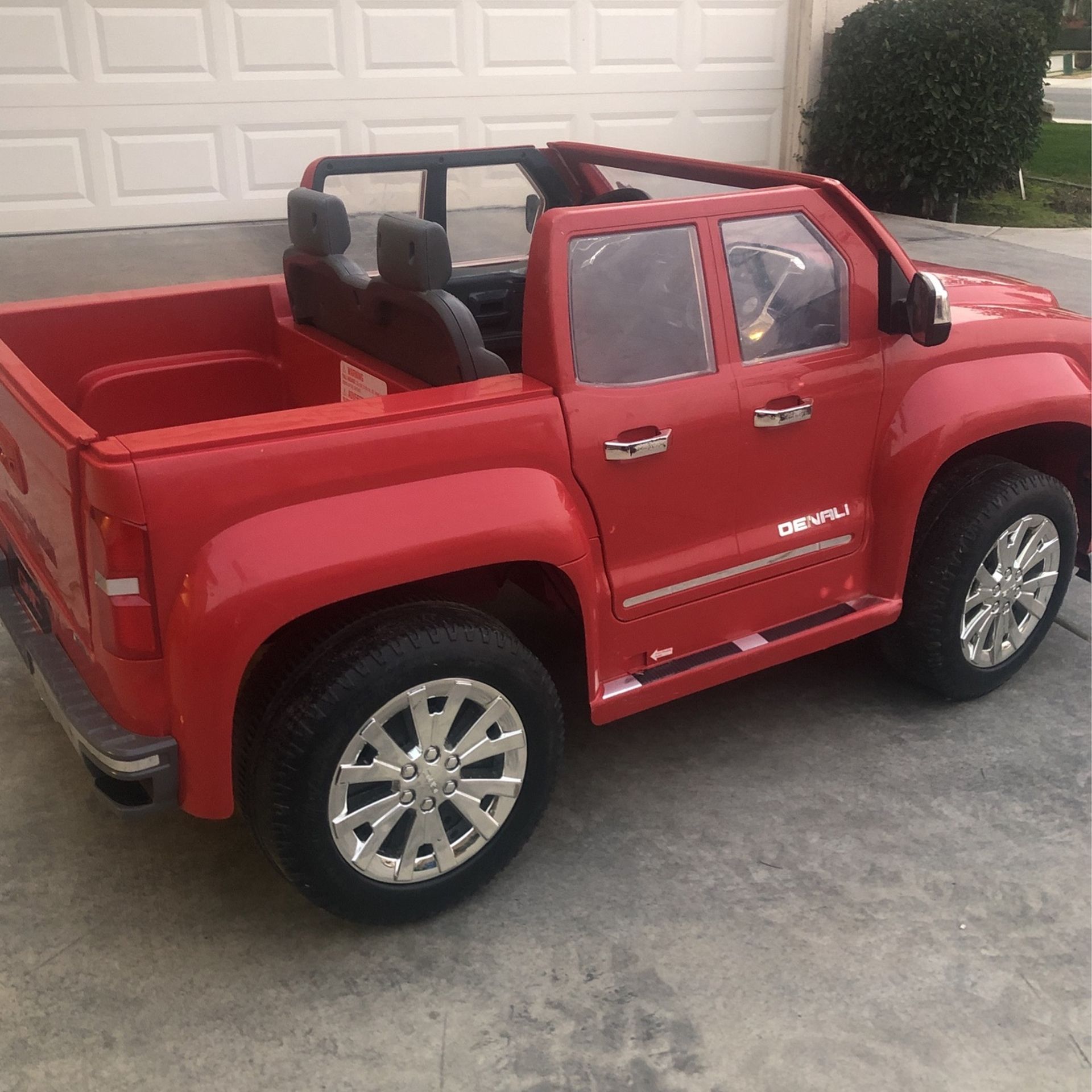 Rollplay GMC Denali 12-Volt Power wheel