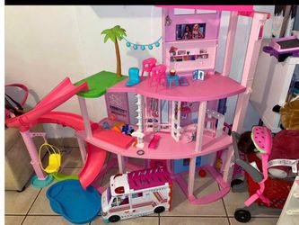 Casita de Barbie y pista de hot wheels